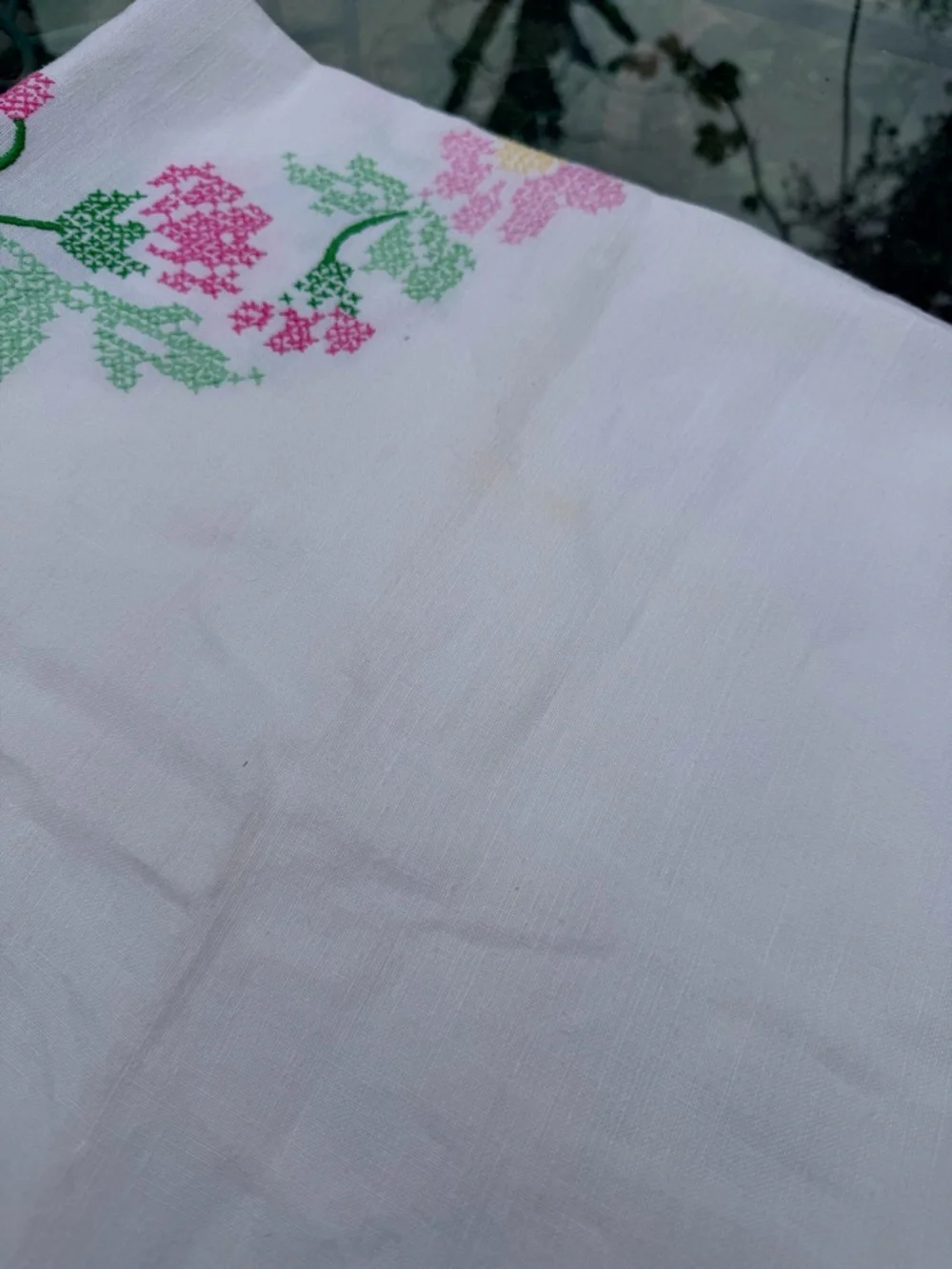 Heirloom Style Hand‎ Embroidered Floral Tablecloth Vintage Cottagecore Scalloped
